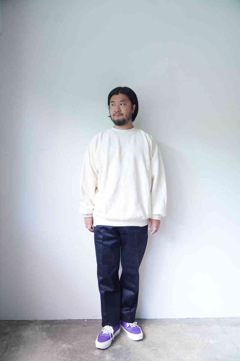 "brushed back crewneck sweat shirt" natural color [SOFT GOODS] wearing image