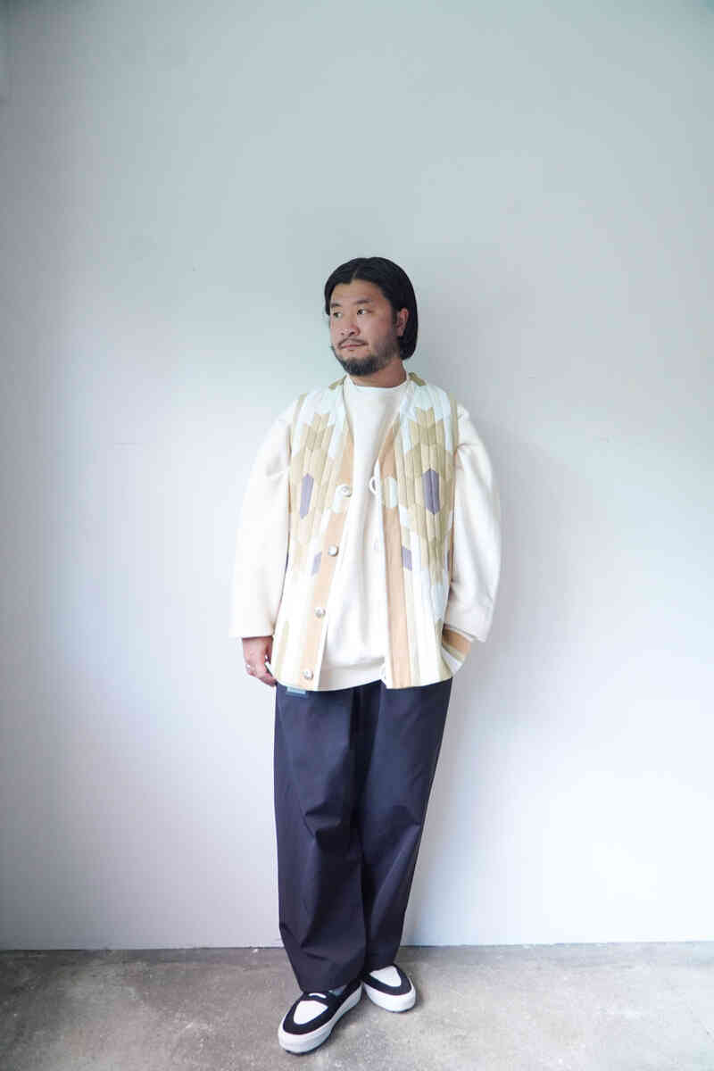 "brushed back crewneck sweat shirt" natural color [SOFT GOODS] styling image with vest