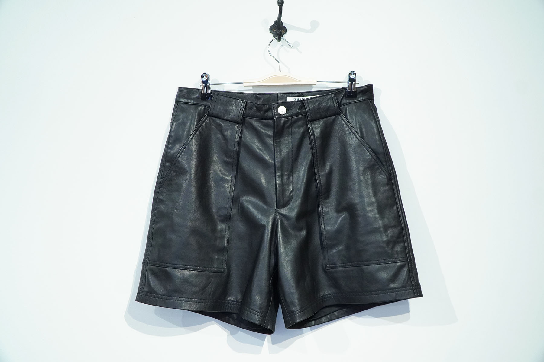 WPOCKET LEATHER SHORT PANTS seven by seven front