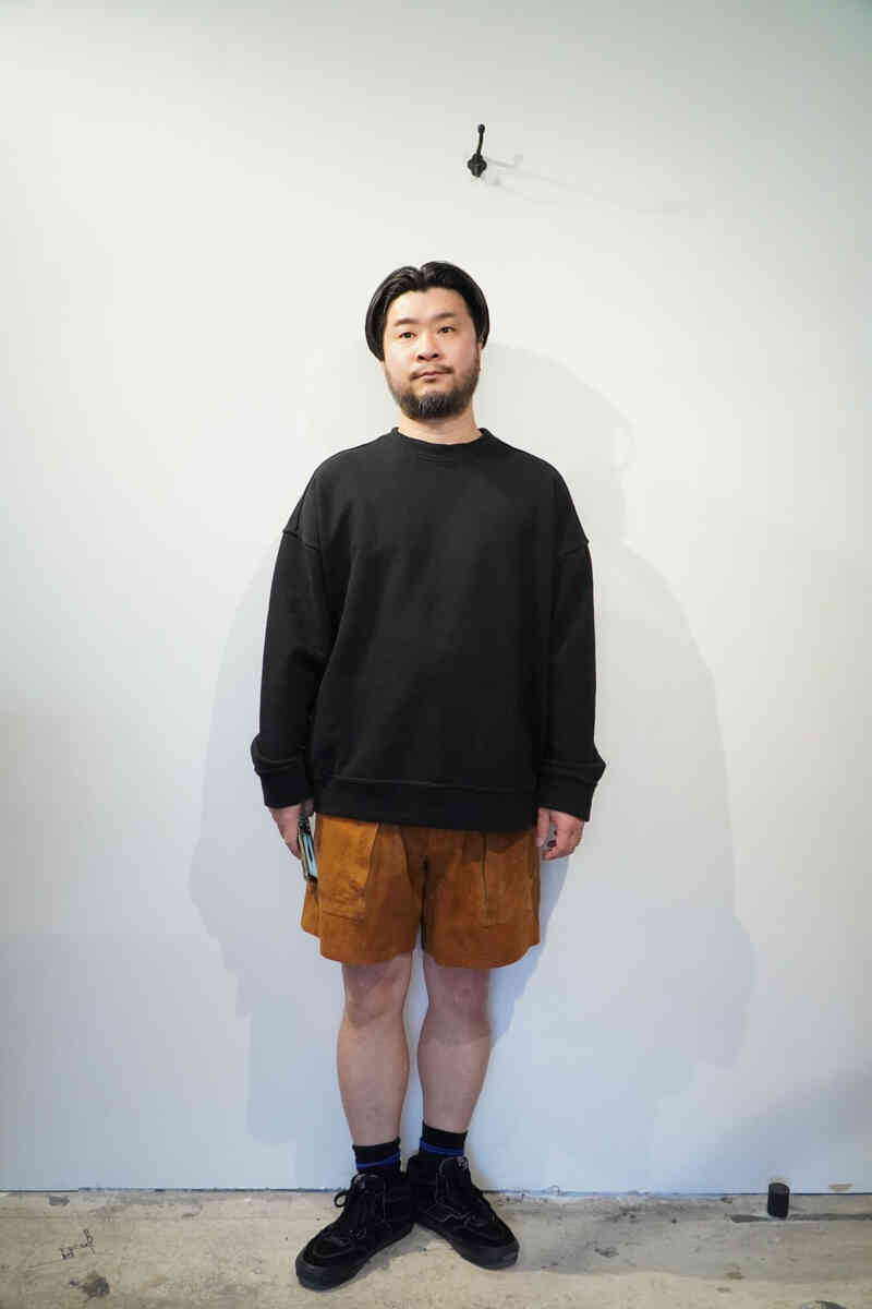 [SEVEN BY SEVEN] W POCKET SUEDE LEATHER SHORT PANTS wearing image with sweatshirt