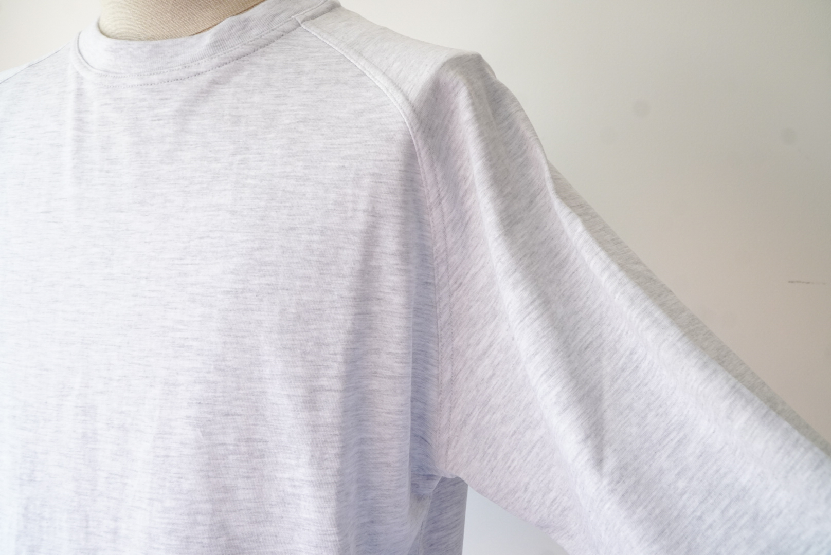 RAGLAN SWEAT T-shirt [alvana FADE series] shoulder detail