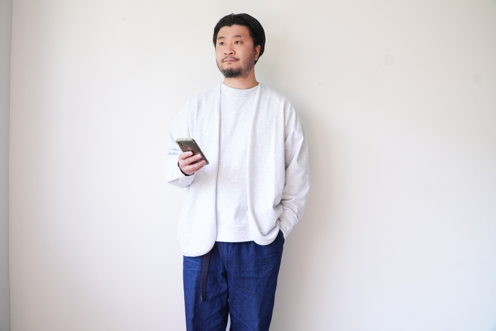 RAGLAN SWEAT T-shirt [alvana FADE series] wearing image with cardigan