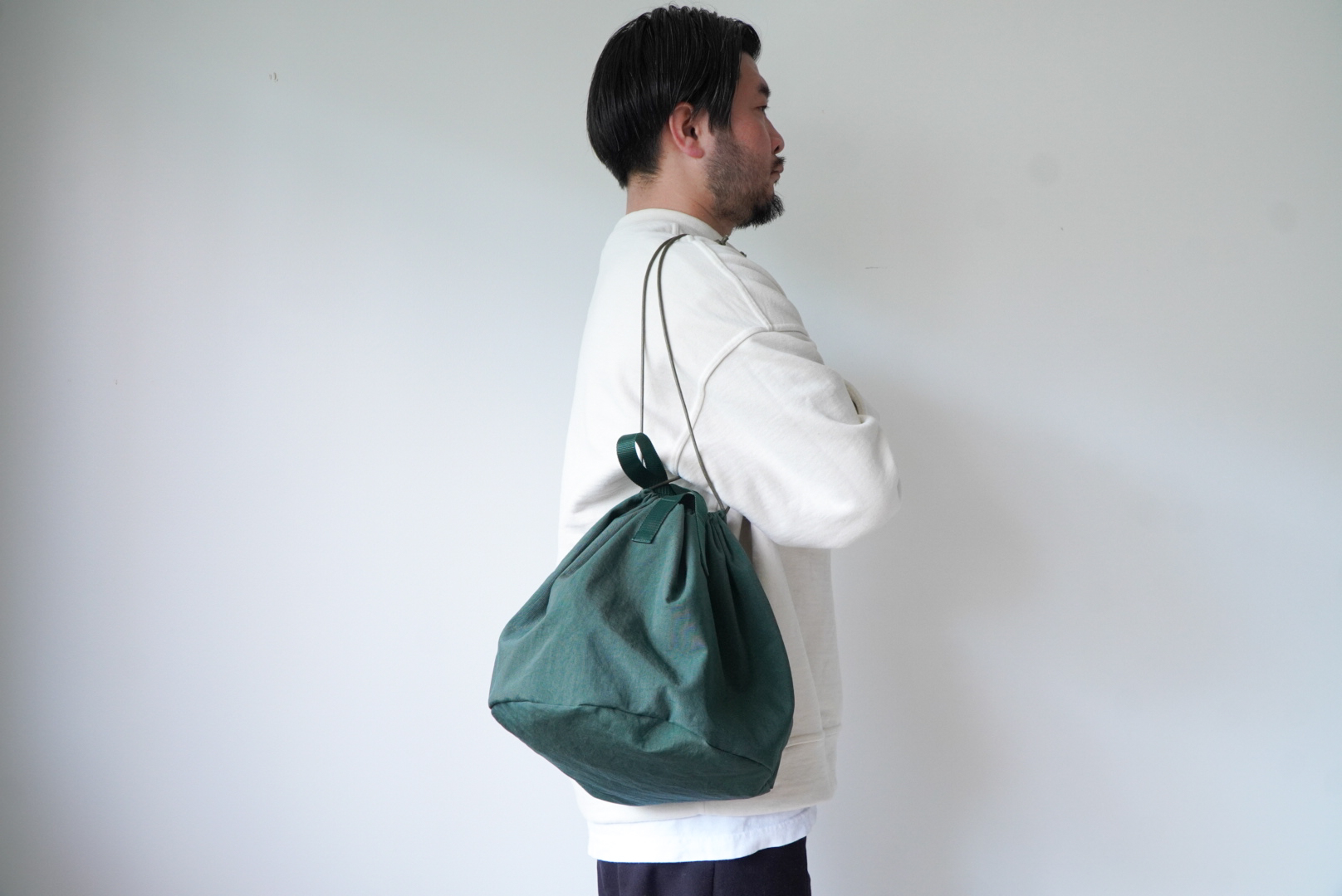 GREEN color -TAS helmet bag- [era] wearing image shoulder