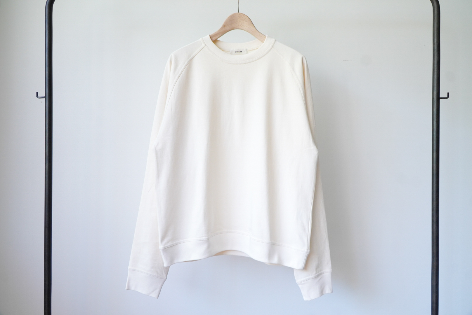 Color variations of FADE RAGLAN SWEAT T-shirt [alvana] natural