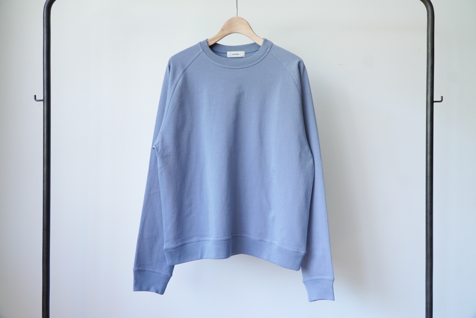 Color variations of FADE RAGLAN SWEAT T-shirt [alvana] ash blue