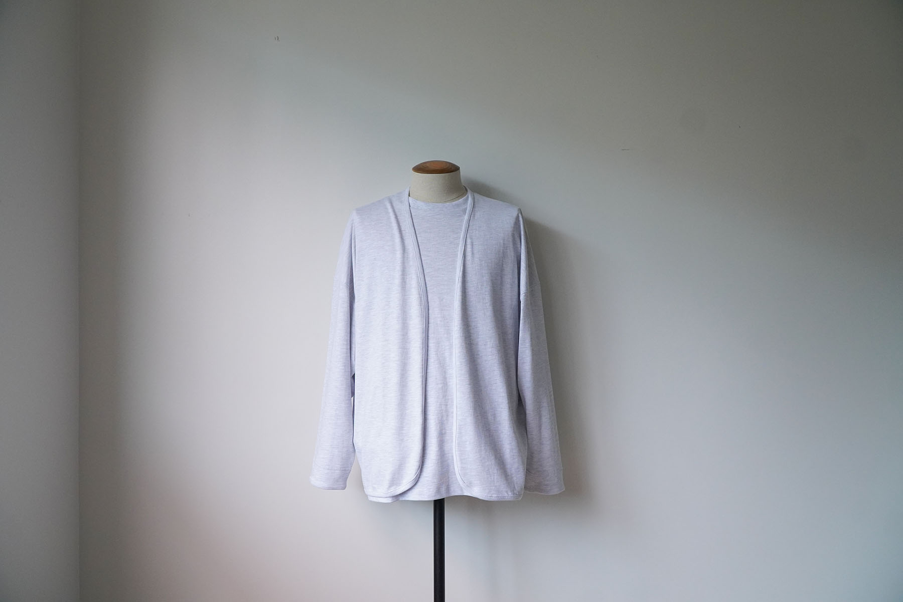 alvana [fade nosleeve vest] coordinate image with cardigan