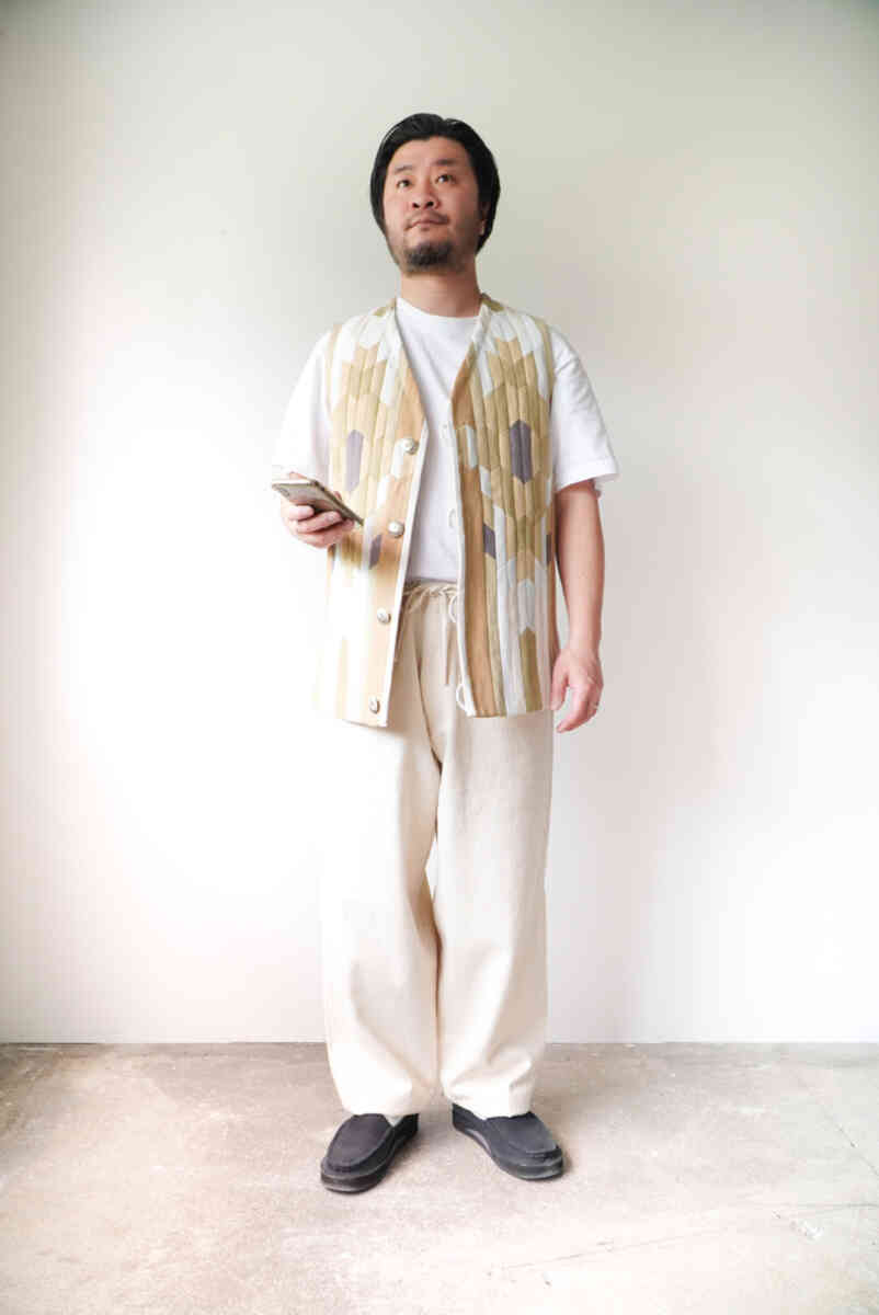 About the size of easy pants [alvana] ”natural twill”  styling image with vest