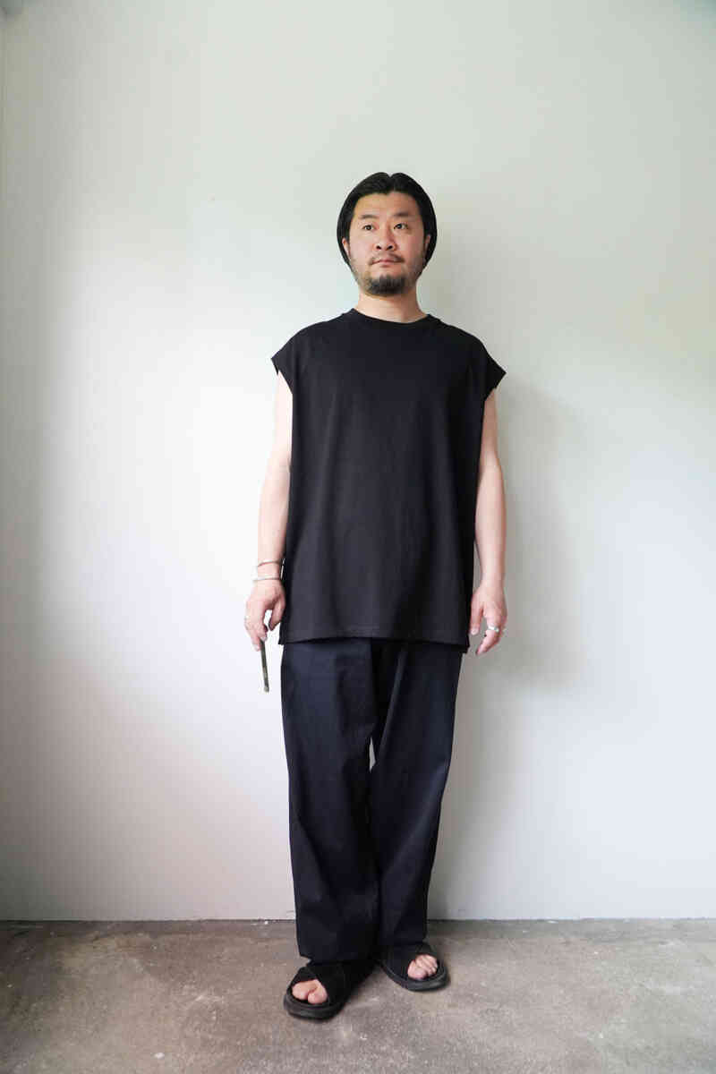 NO sleeve vest tee [alvana] fade series wearing image