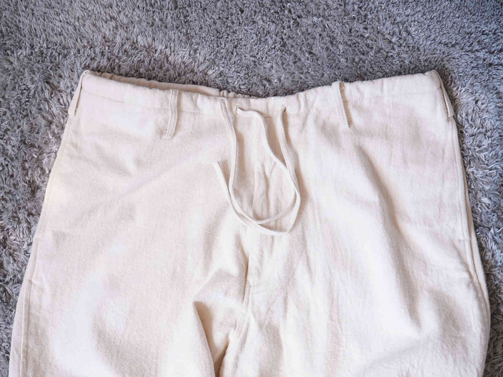 "fulling" NATURAL TWILL EASY PANT [alvana] front detail