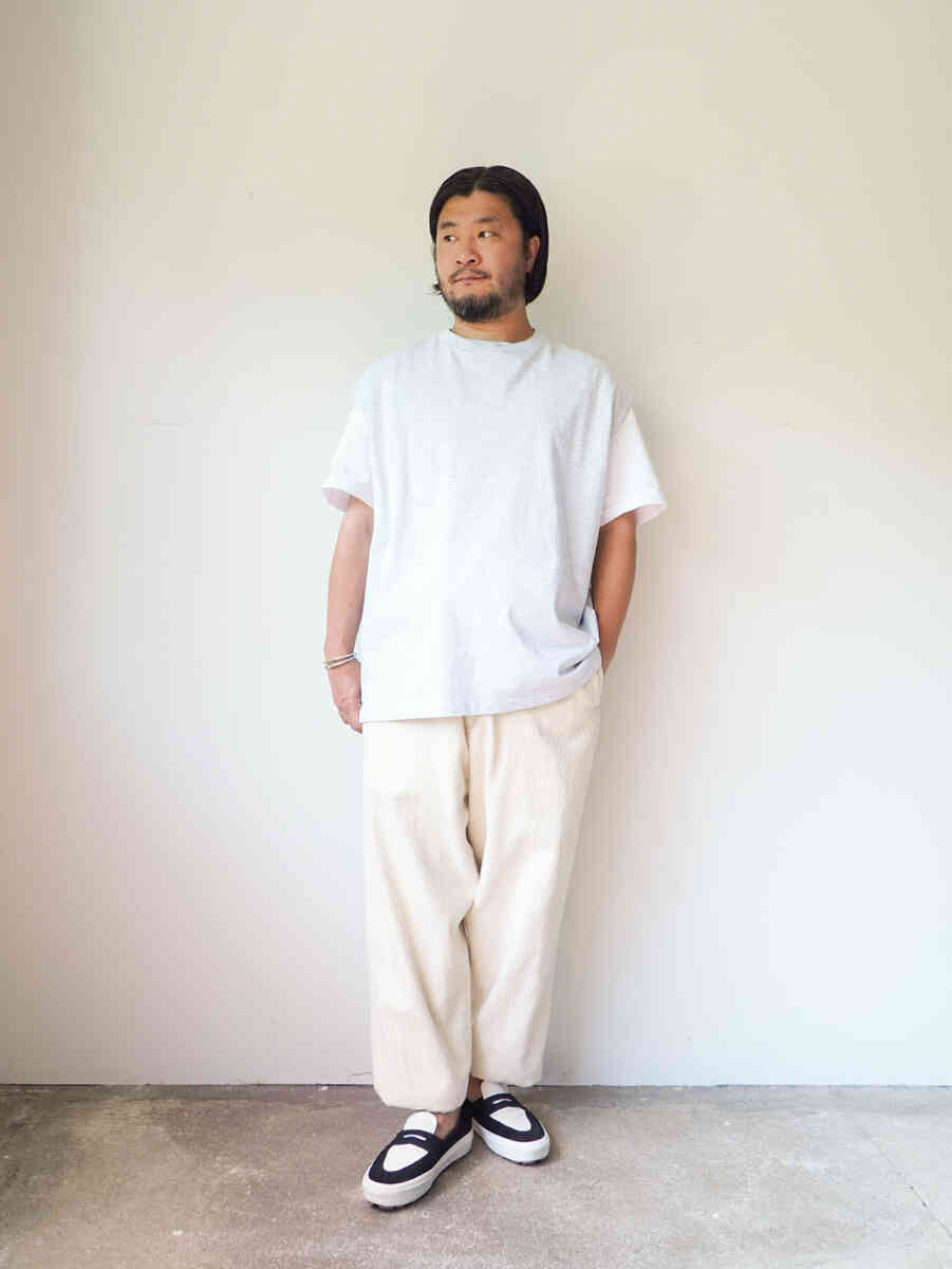 "fulling" NATURAL TWILL EASY PANT [alvana] styling image with vest tee