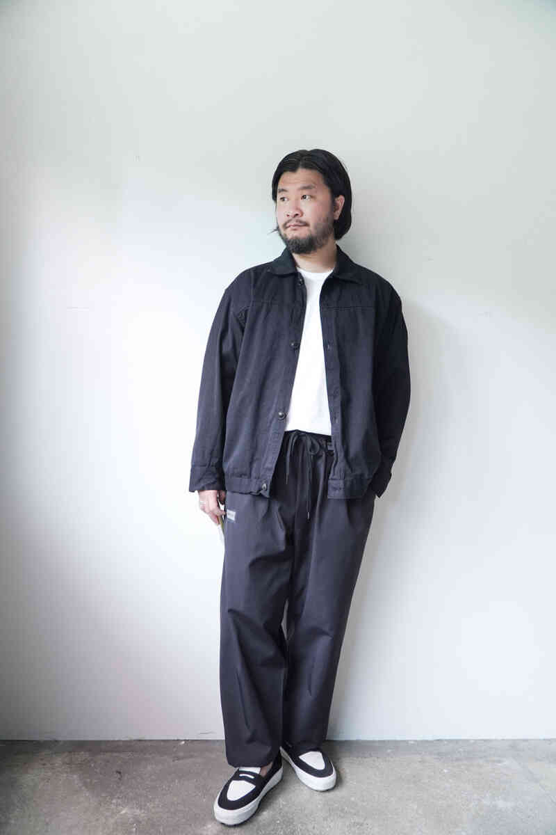 NATURAL TWILL SHORT JACKET [alvana] styling image with nylon pants