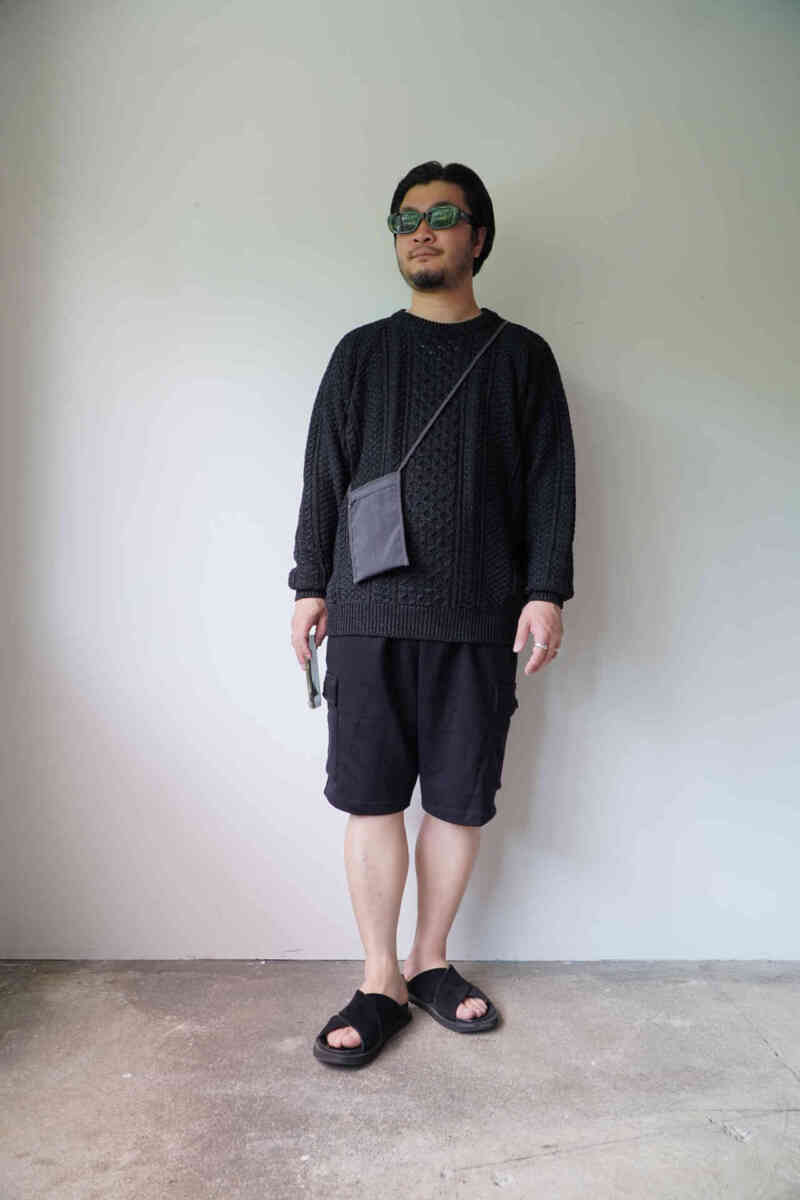coordination of VESTI "BILLY BERMUDA" with SEVEN BY SEVEN indigo yarn cable sweater
