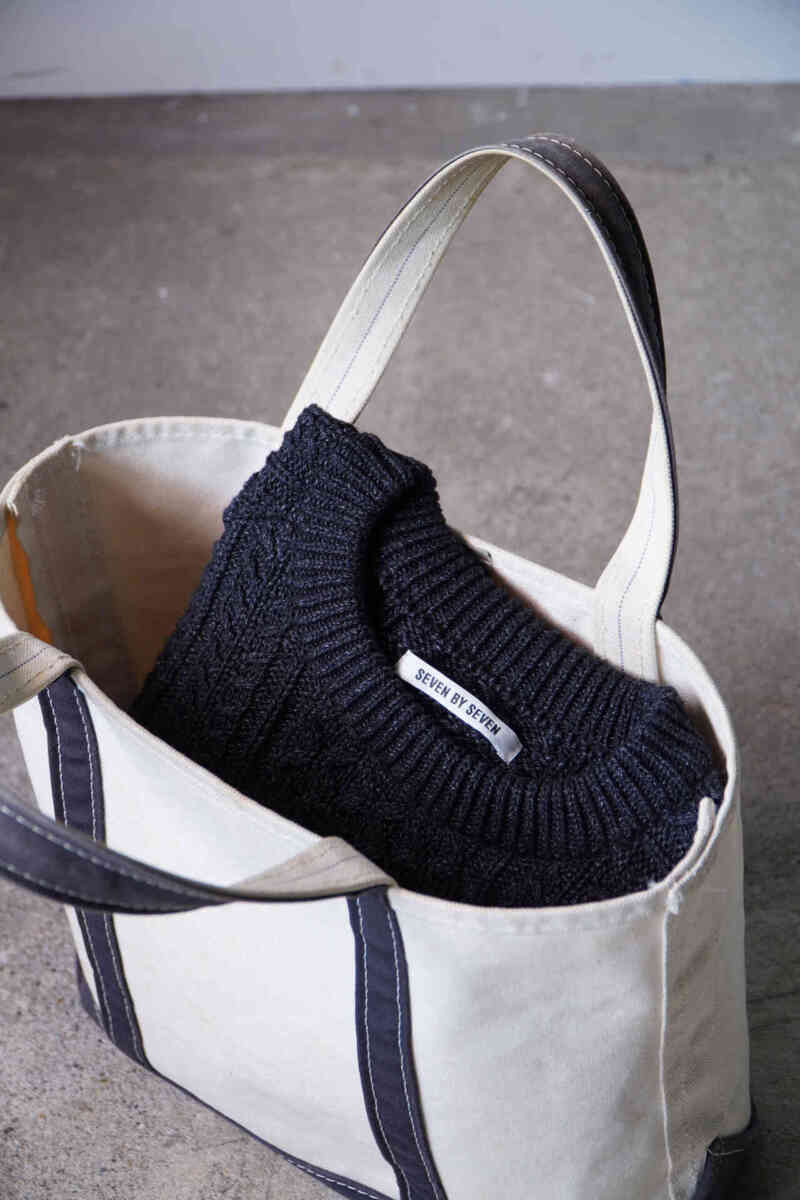 crew neck cable sweater "indigo yarn" in bag