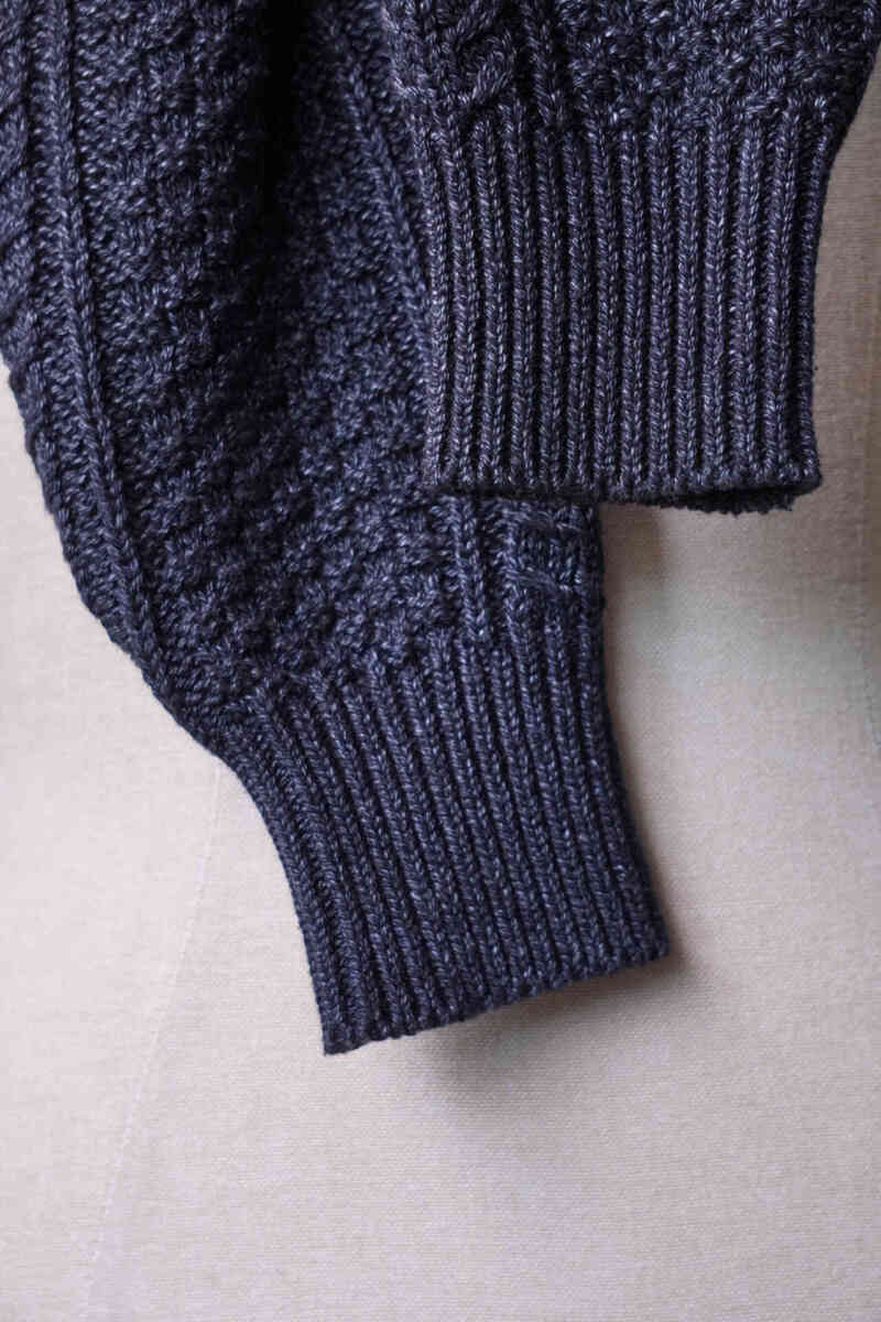 crew neck cable sweater "indigo yarn" cuff