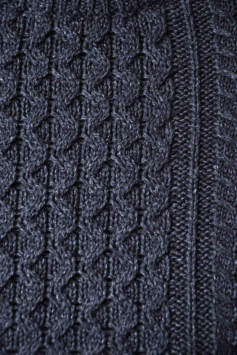 crew neck cable sweater "indigo yarn" fabric