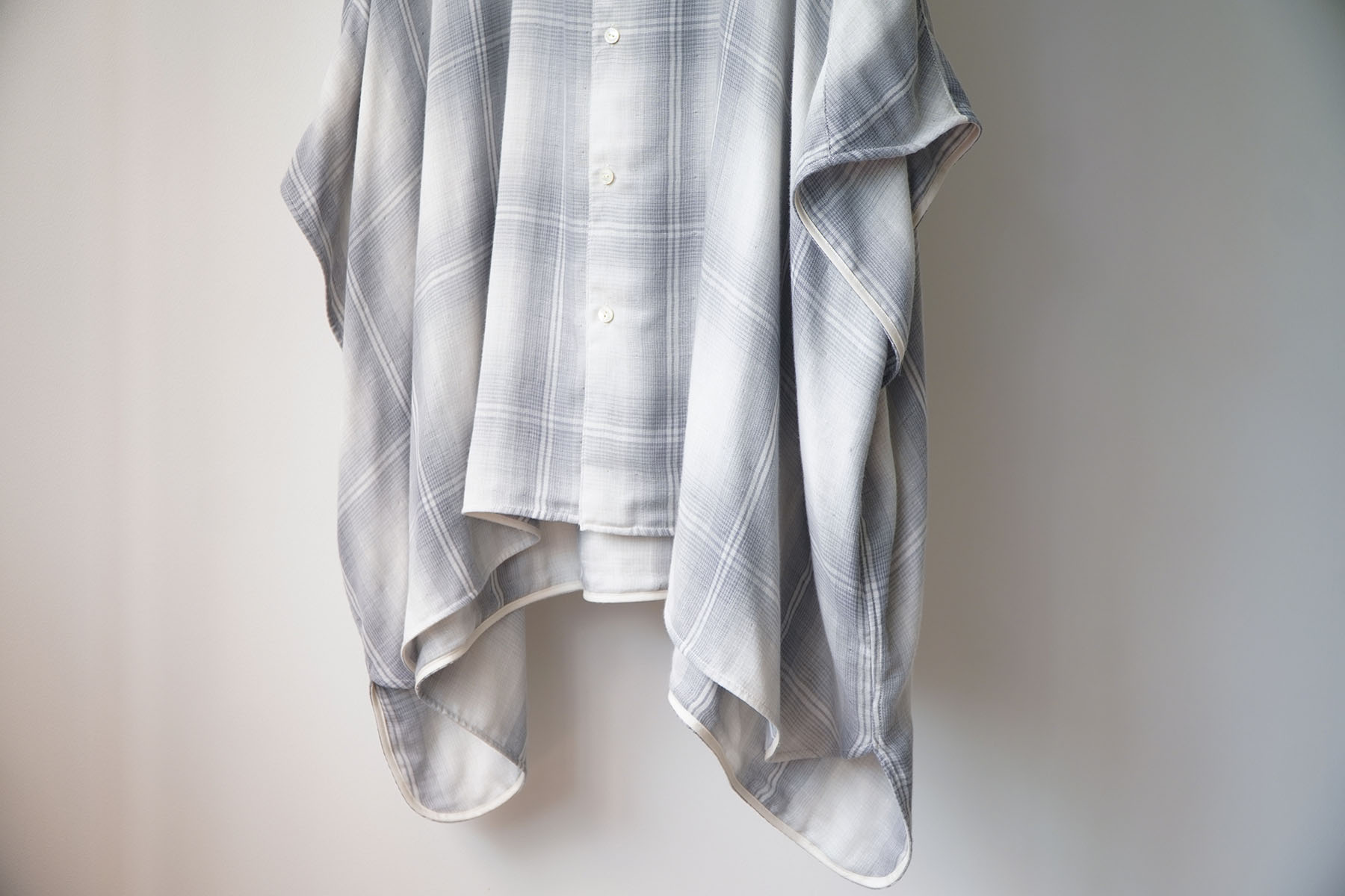 Ombre Plaid Poncho Shirts [SEVEN BY SEVEN] front draping