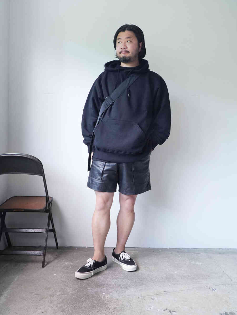 smooth leather "sheep"-W pocket short pants-[SEVEN BY SEVEN] styling image with hoody