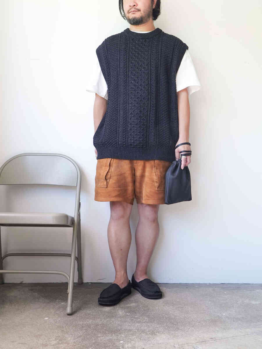 "knit vest" black indigo cotton yarn crew neck [SEVEN BY SEVEN] styling image with leather shorts