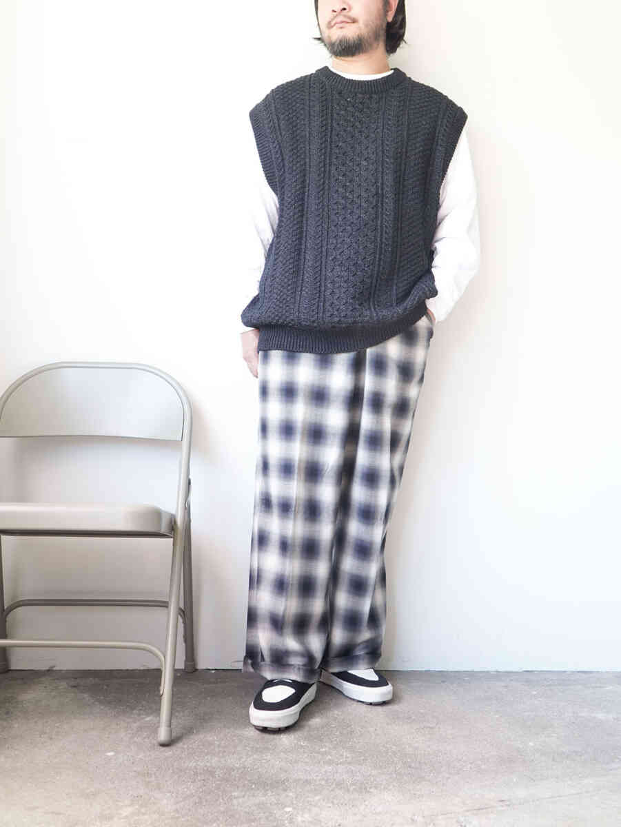 "knit vest" black indigo cotton yarn crew neck [SEVEN BY SEVEN] styling with plaid trousers