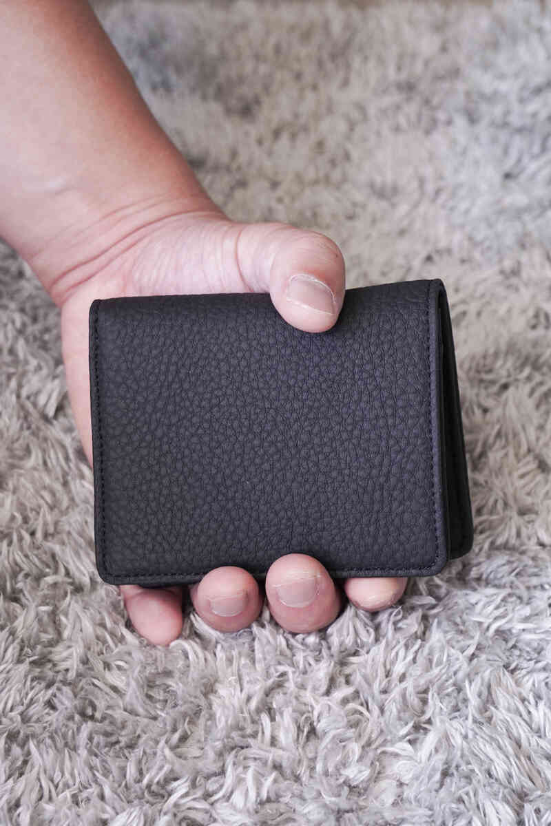 "BIFOLD WALLET" EO SHRINK [era goods] hold it in hand