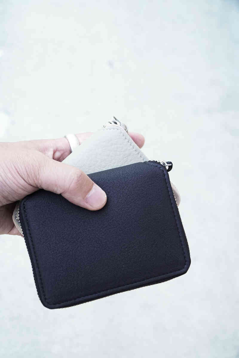 ROUND PALM WALLET "EO SHRINK" [era goods] in hand