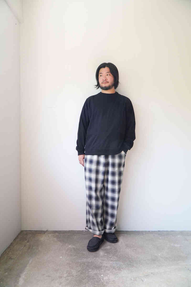 ACS-C009 "FADE raglan sweat tee" [alvana] styling image with ombre plaid trousers