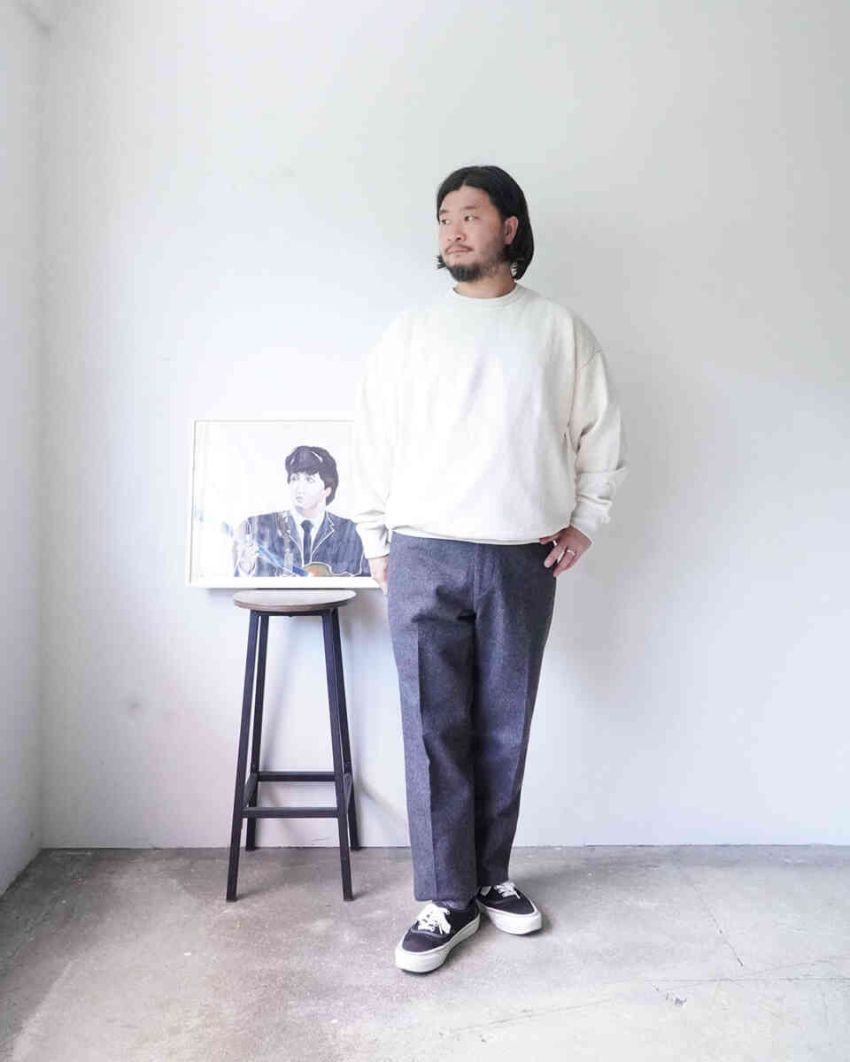 TURI-AMI 60s shape sweat shirt [alvana] oat-gray styling with gray slacks