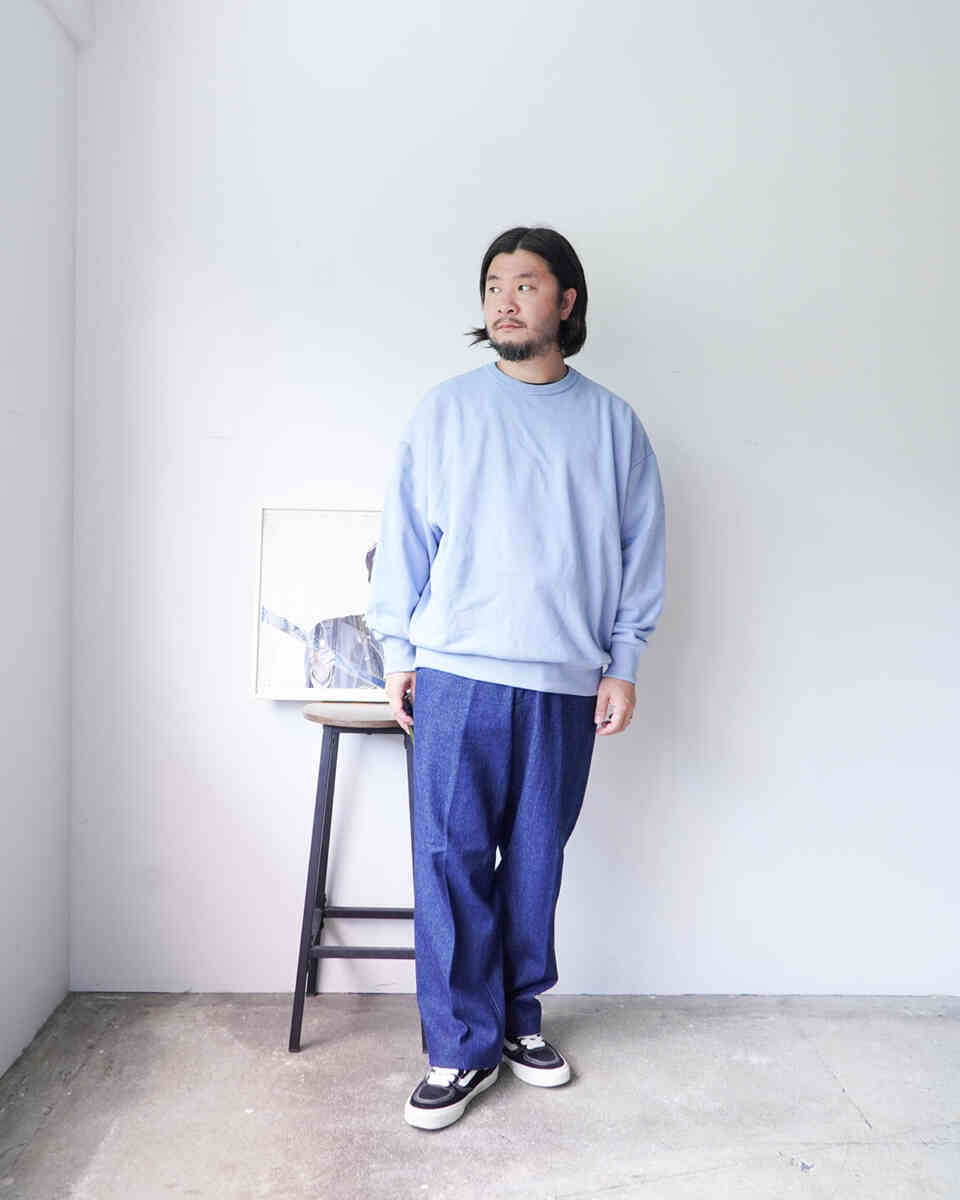 TURI-AMI 60s shape sweat shirt [alvana] blue styling with denim trousers