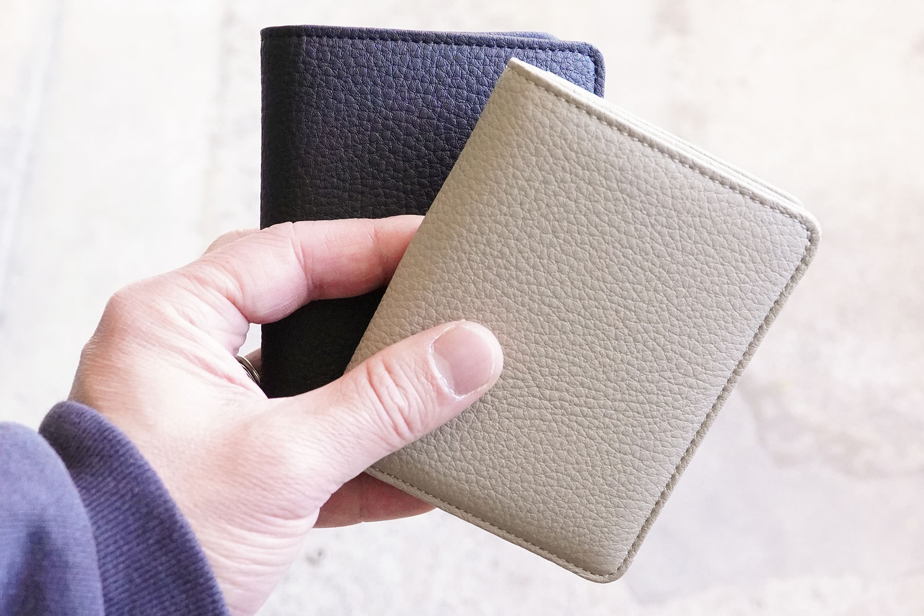 compact BIFOLD WALLET "EO SHRINK" [ERA. goods] with hand