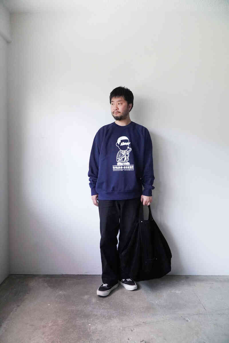 Mr.trane raglan sweat shirt [tranescent original] navy wearing image