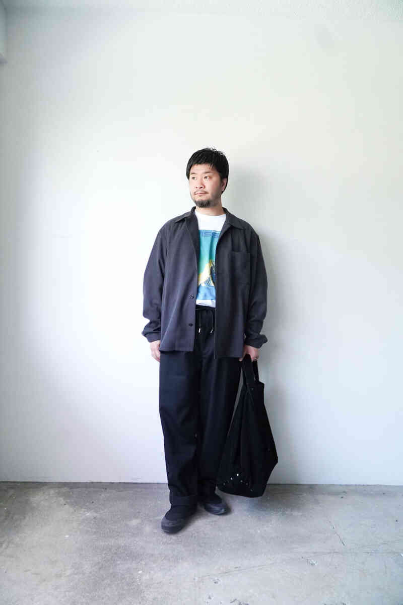 silknoil denim -shirts jacket- [SEVEN BY SEVEN] styling image with graphic TEE