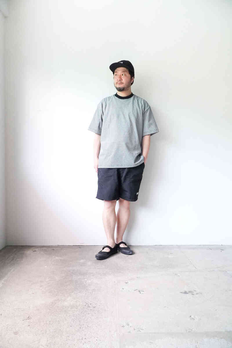 tougher "nylon" camp shorts : styling with border tee