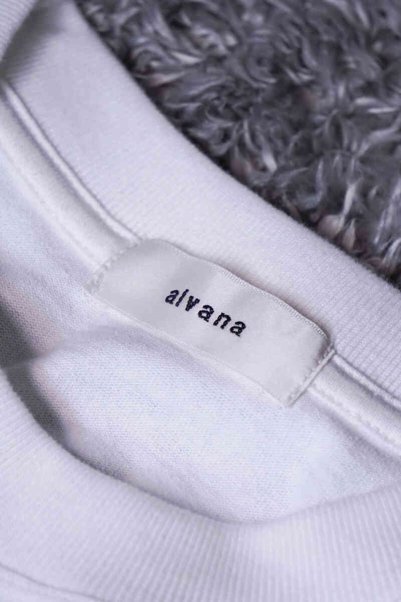 simple & modern open end T-shirts [alvana] ブランドロゴ