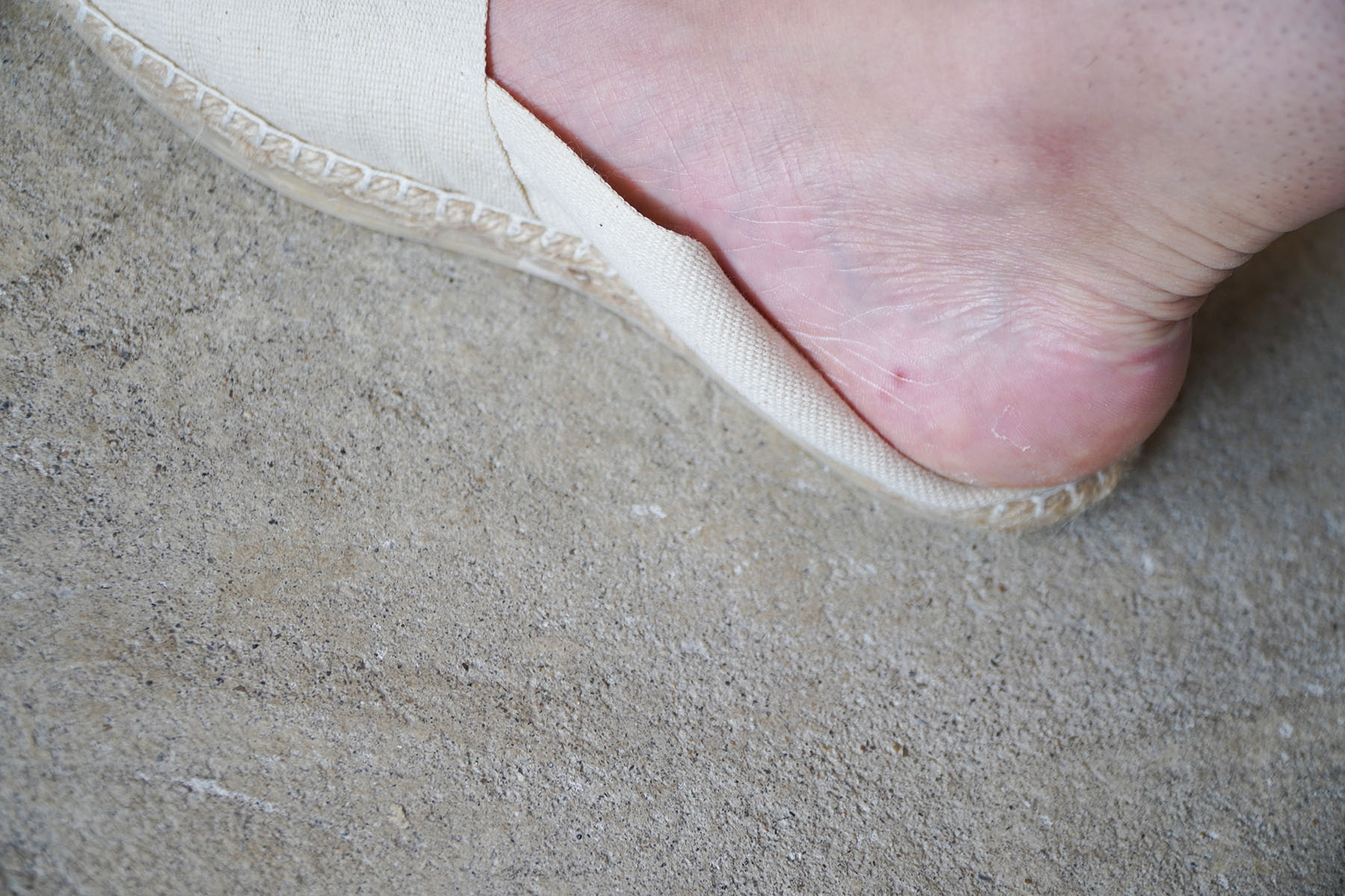 started wearing " espadrilles " 踵踏み