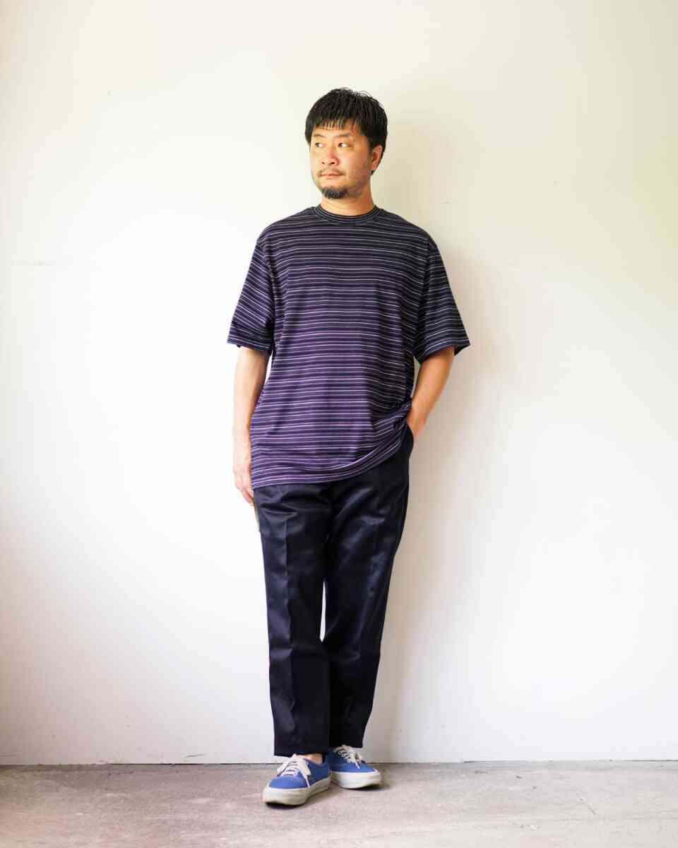 GARMENT DYED RANDOM BORDER T-shirts ネイビーの着用イメージ
