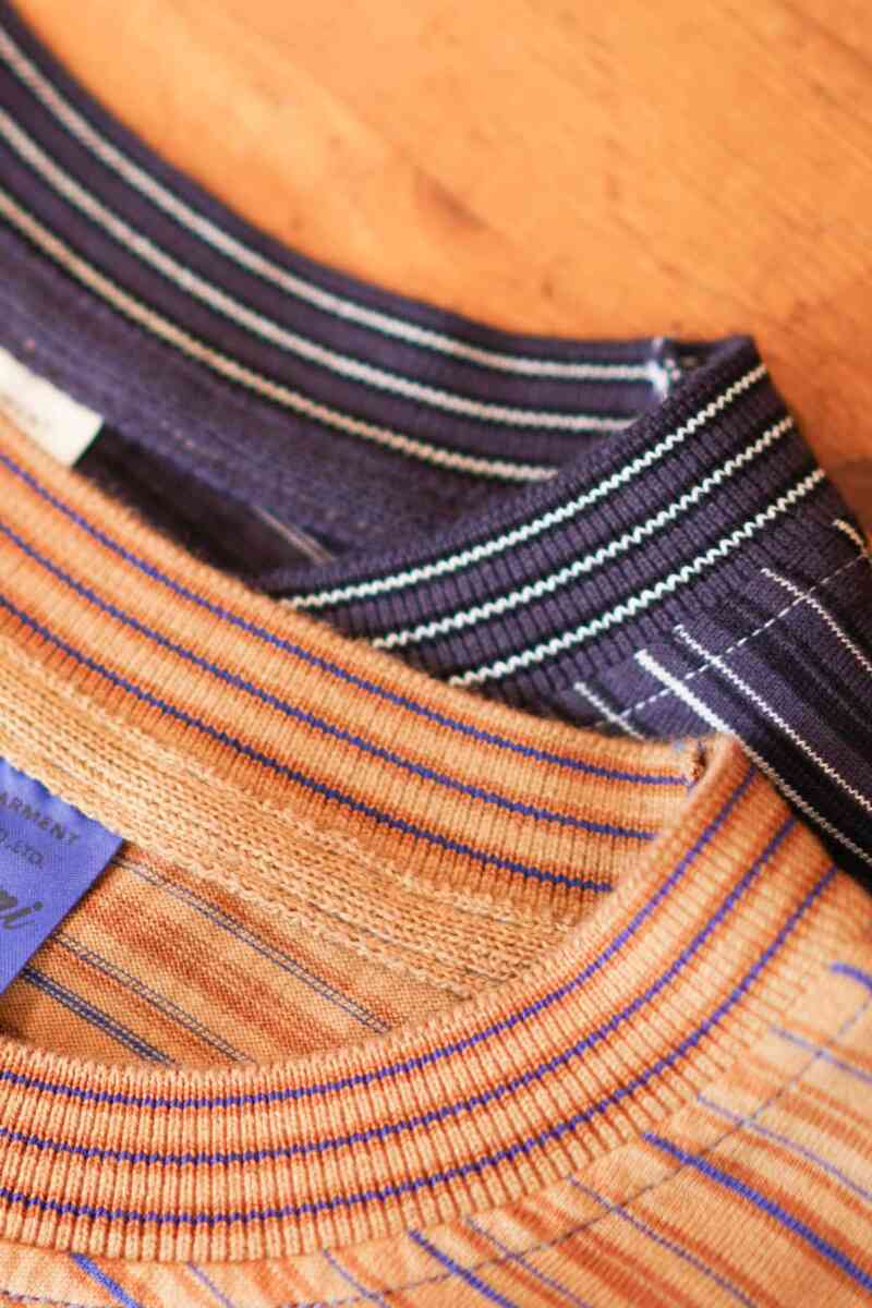 GARMENT DYED RANDOM BORDER T-shirts のニットの衿