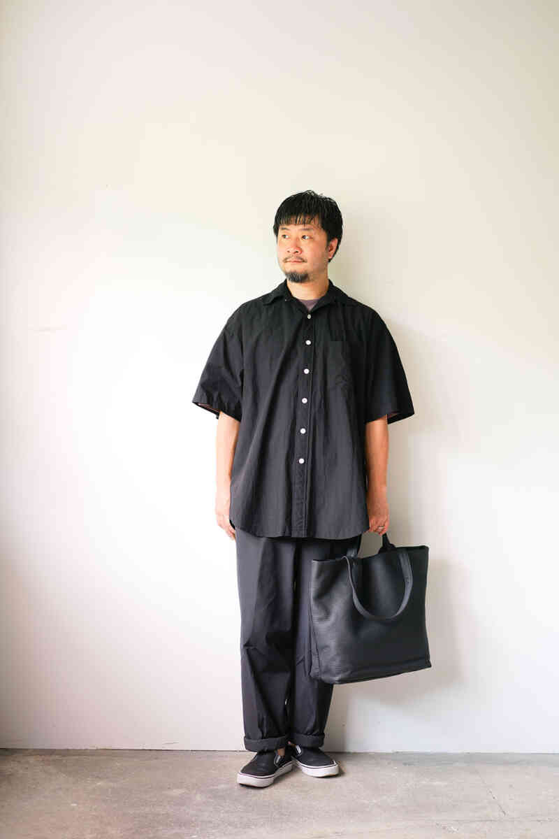 ORIGINAL shrink leather "ERA. MERCH tote bag" [back in stock]半袖シャツと合わせたオールブラックコーデ