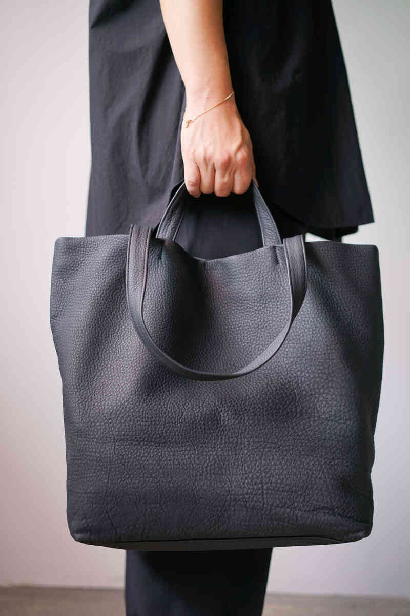 ORIGINAL shrink leather "ERA. MERCH tote bag" [back in stock]手持ち