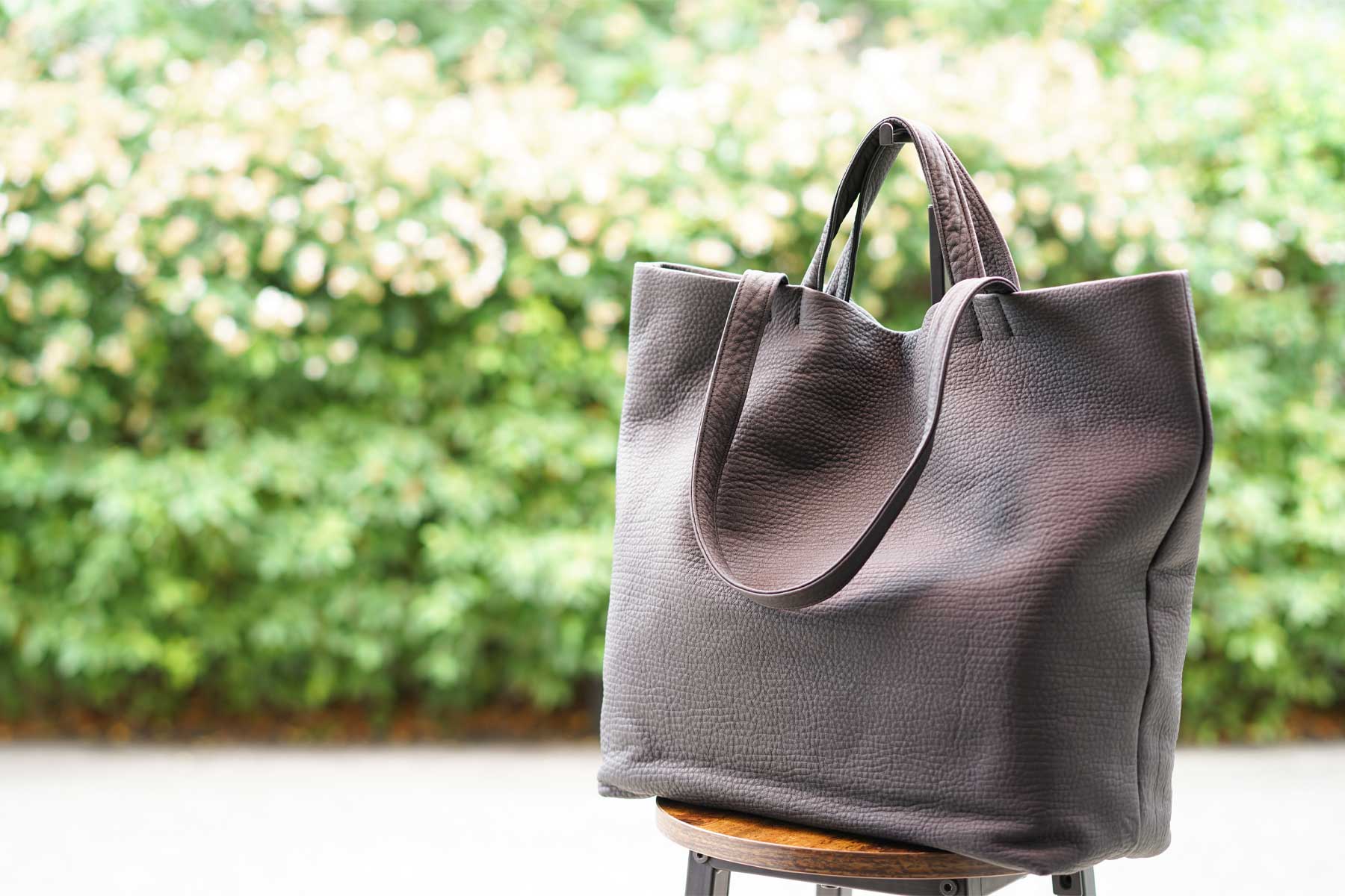 ORIGINAL shrink leather "ERA. MERCH tote bag" [back in stock]自然に映えるトートバッグ