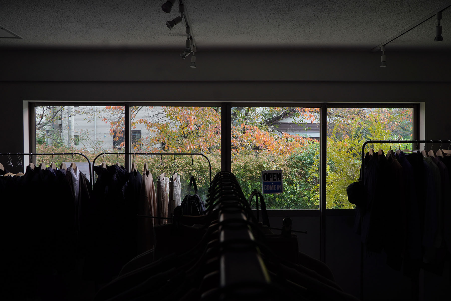 2nd anniversary [tranescent]店内からの風景（紅葉）