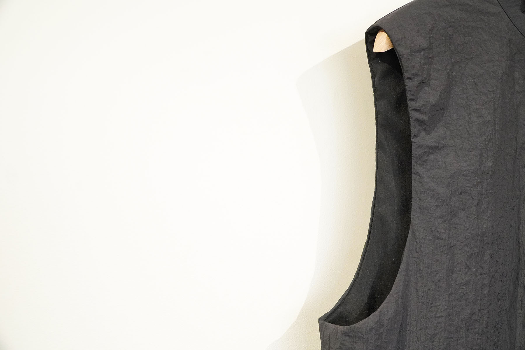 PADDED VEST -SHRINK TAFFETA- [ERA. goods]広めに取られたアームホール