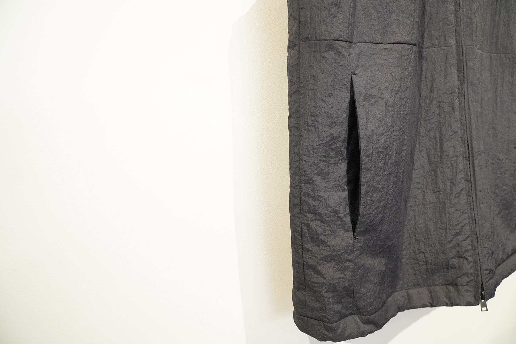 PADDED VEST -SHRINK TAFFETA- [ERA. goods]フロントポケット