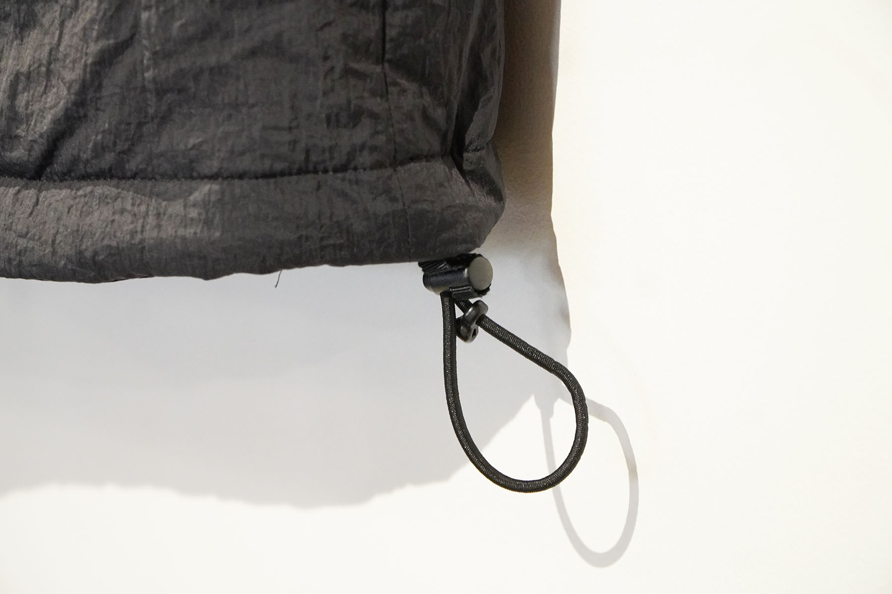 PADDED VEST -SHRINK TAFFETA- [ERA. goods]裾の絞り