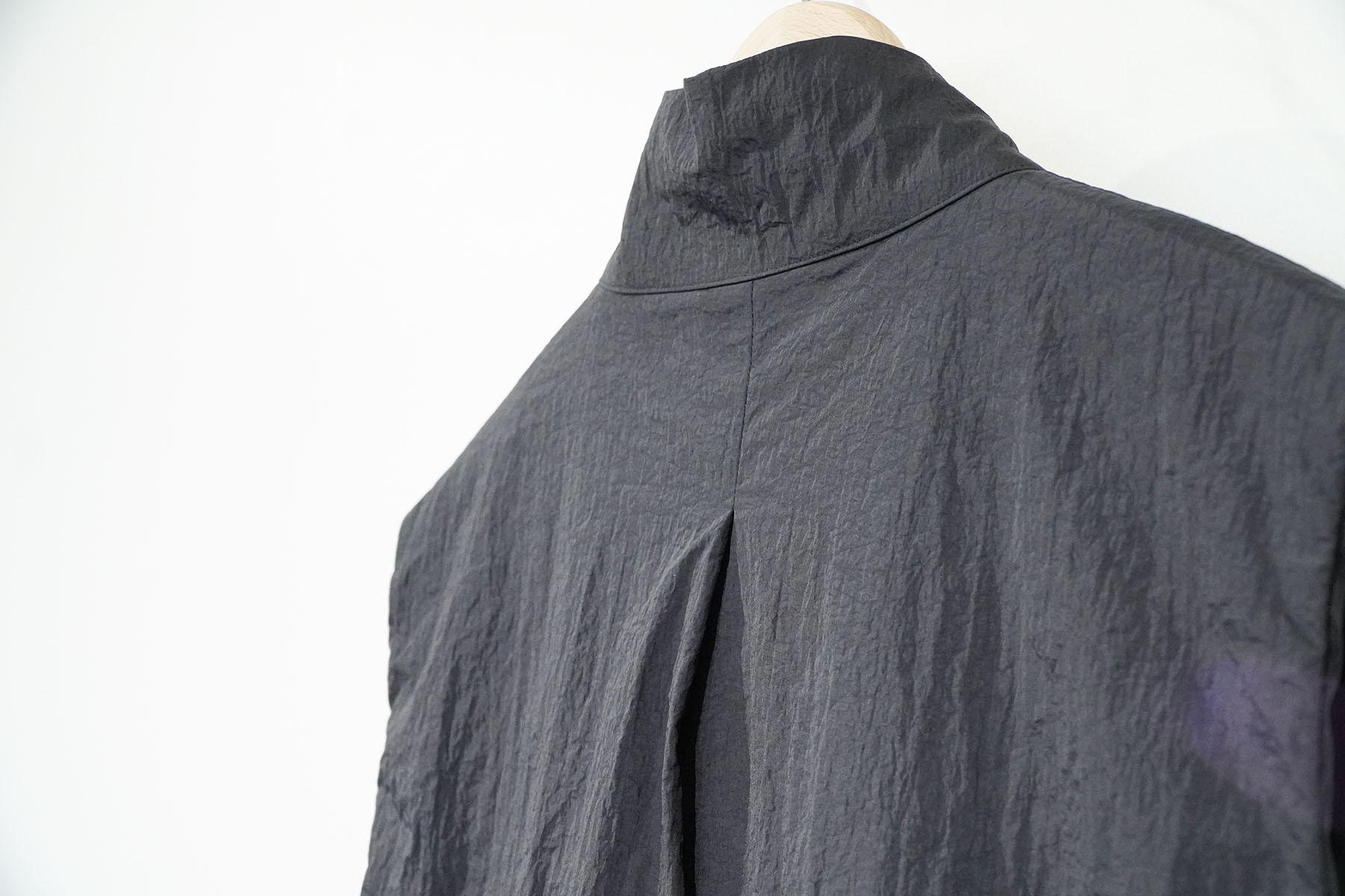 PADDED VEST -SHRINK TAFFETA- [ERA. goods]背面部のダーツ