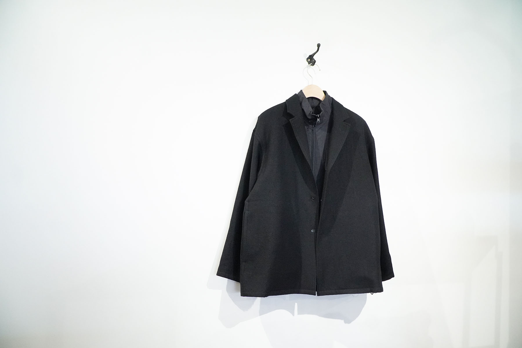 PADDED VEST -SHRINK TAFFETA- [ERA. goods]ジャケットとの重ね着提案